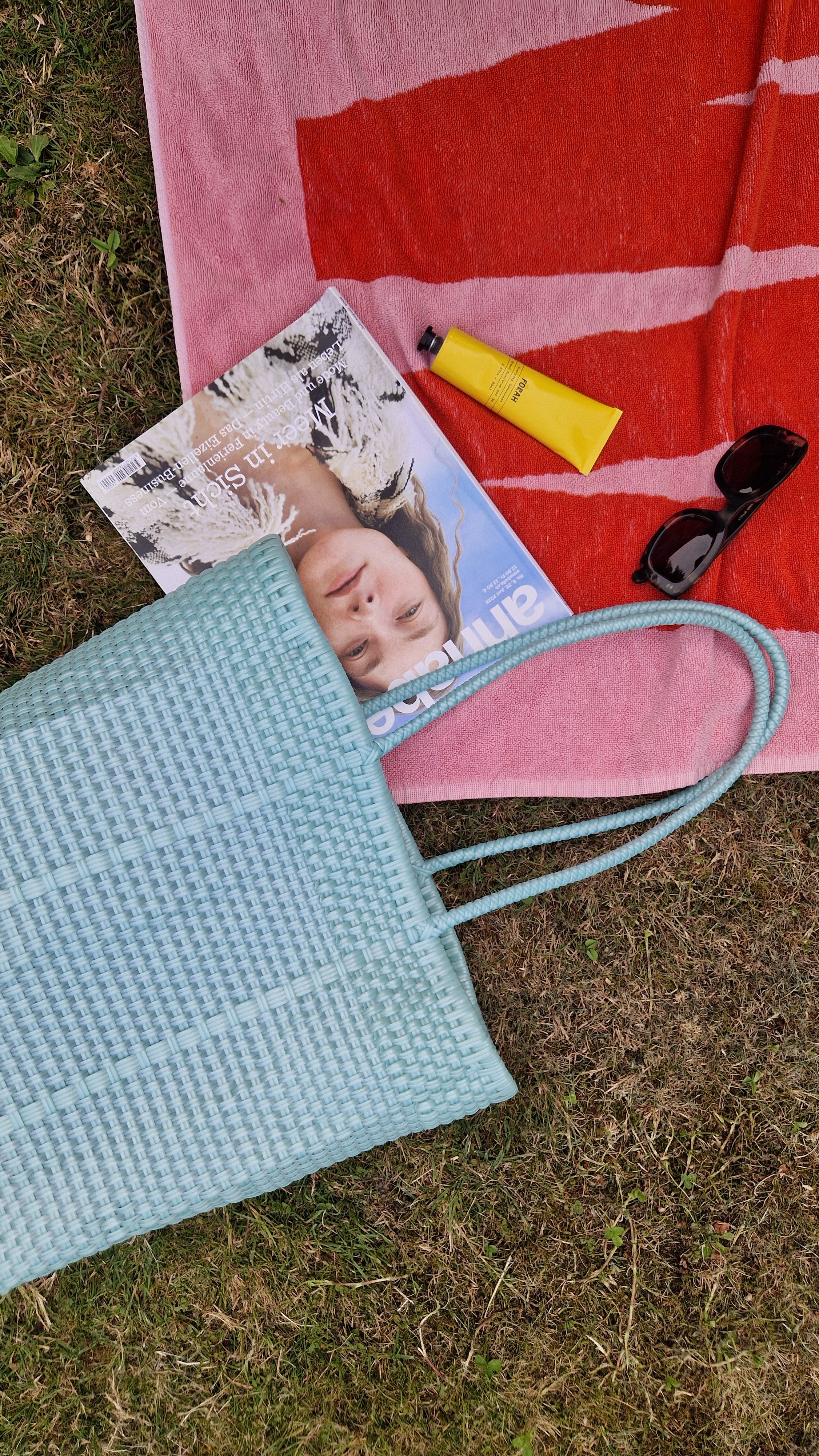 Alma Tote Chica in Mint — handgeflochtene Tragetasche aus recyceltem Kunststoff, kompakte Grösse mit langen Henkeln