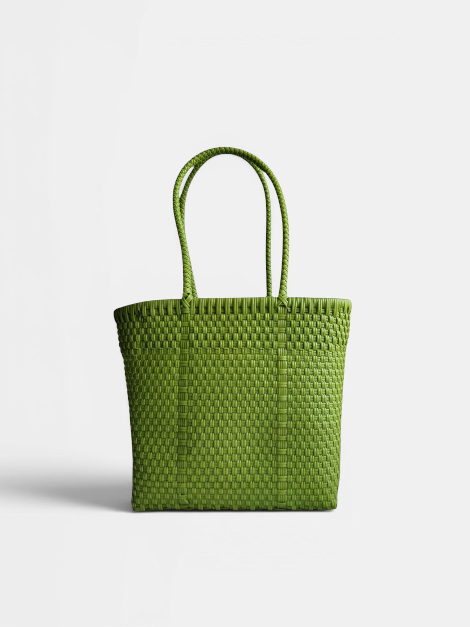 Alma Tote Chica in Grün — handgeflochtene Tragetasche aus recyceltem Kunststoff, kompakte Grösse mit langen Henkeln