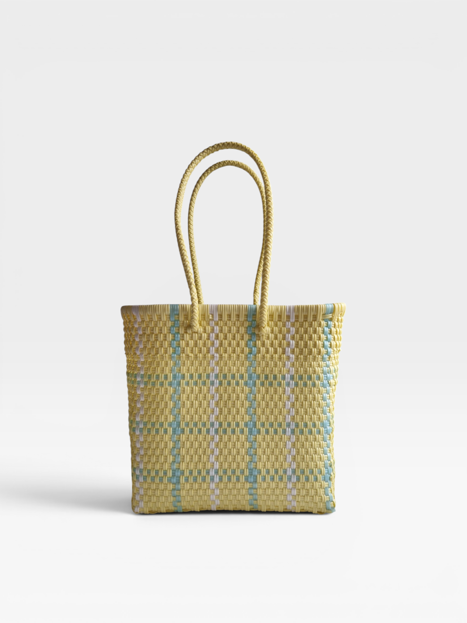 Alma Tote Chica in Gelb kariert — handgeflochtene Tragetasche aus recyceltem Kunststoff, kompakte Grösse mit langen Henkeln