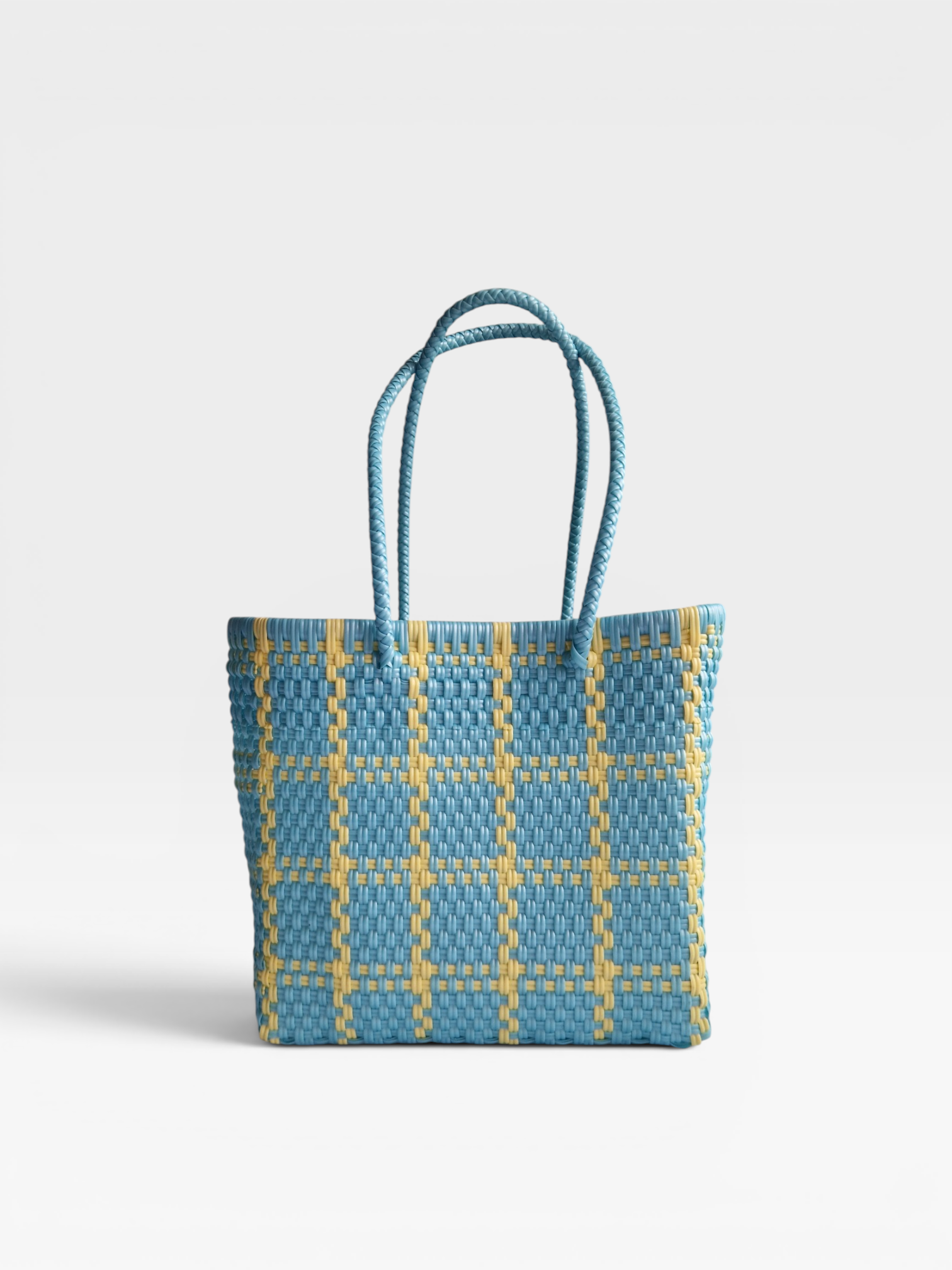 Alma Tote Chica in Hellblau kariert — handgeflochtene Tragetasche aus recyceltem Kunststoff, kompakte Grösse mit langen Henkeln