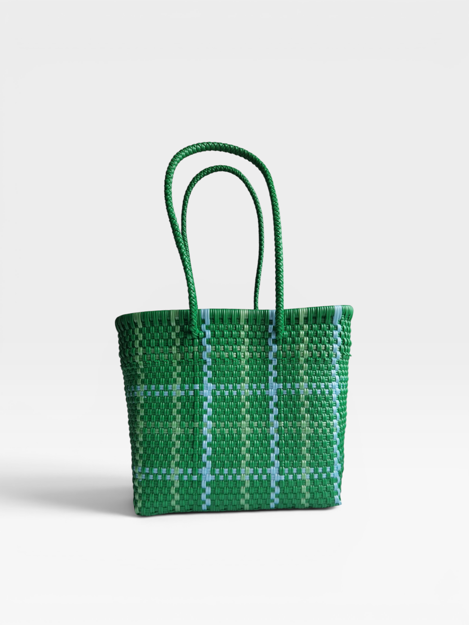Alma Tote Chica in Grün kariert — handgeflochtene Tragetasche aus recyceltem Kunststoff, kompakte Grösse mit langen Henkeln