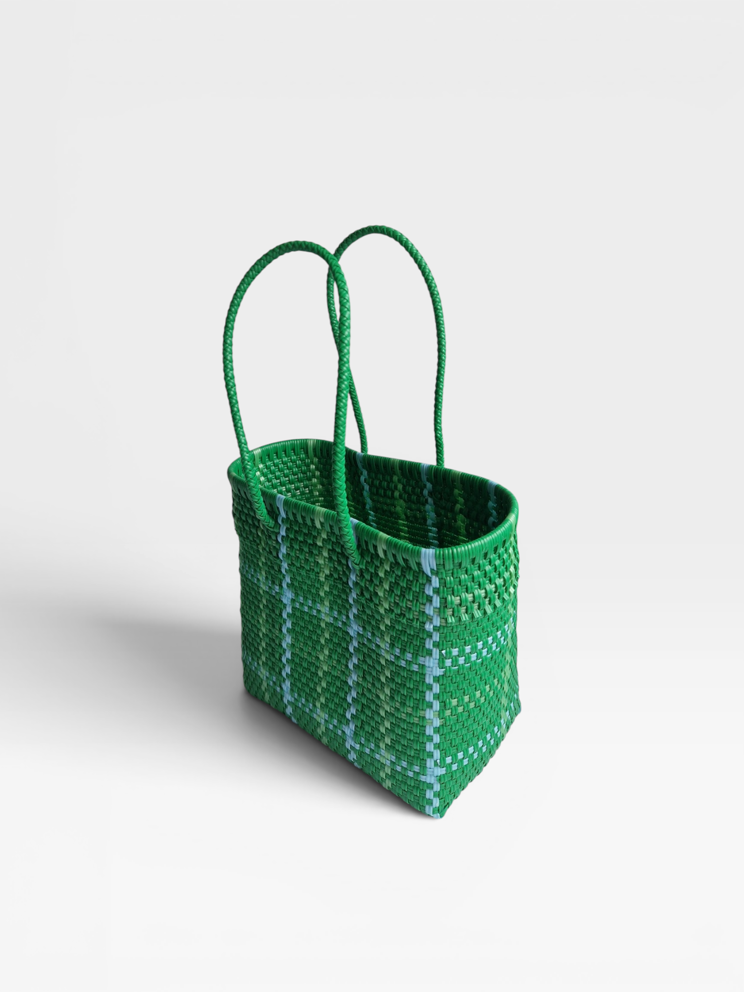 Alma Tote Chica in Grün kariert — handgeflochtene Tragetasche aus recyceltem Kunststoff, kompakte Grösse mit langen Henkeln
