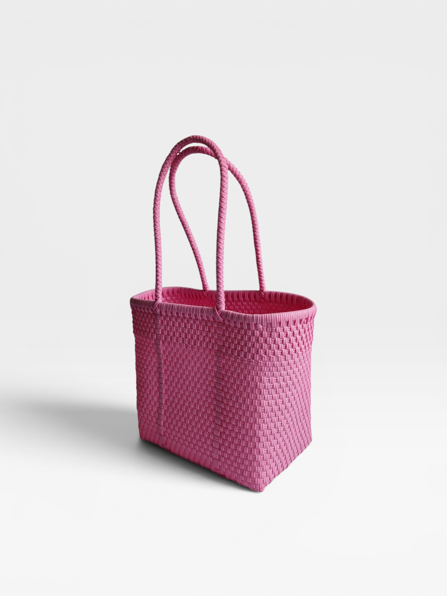 Alma Tote Chica in Pink — handgeflochtene Tragetasche aus recyceltem Kunststoff, kompakte Grösse mit langen Henkeln