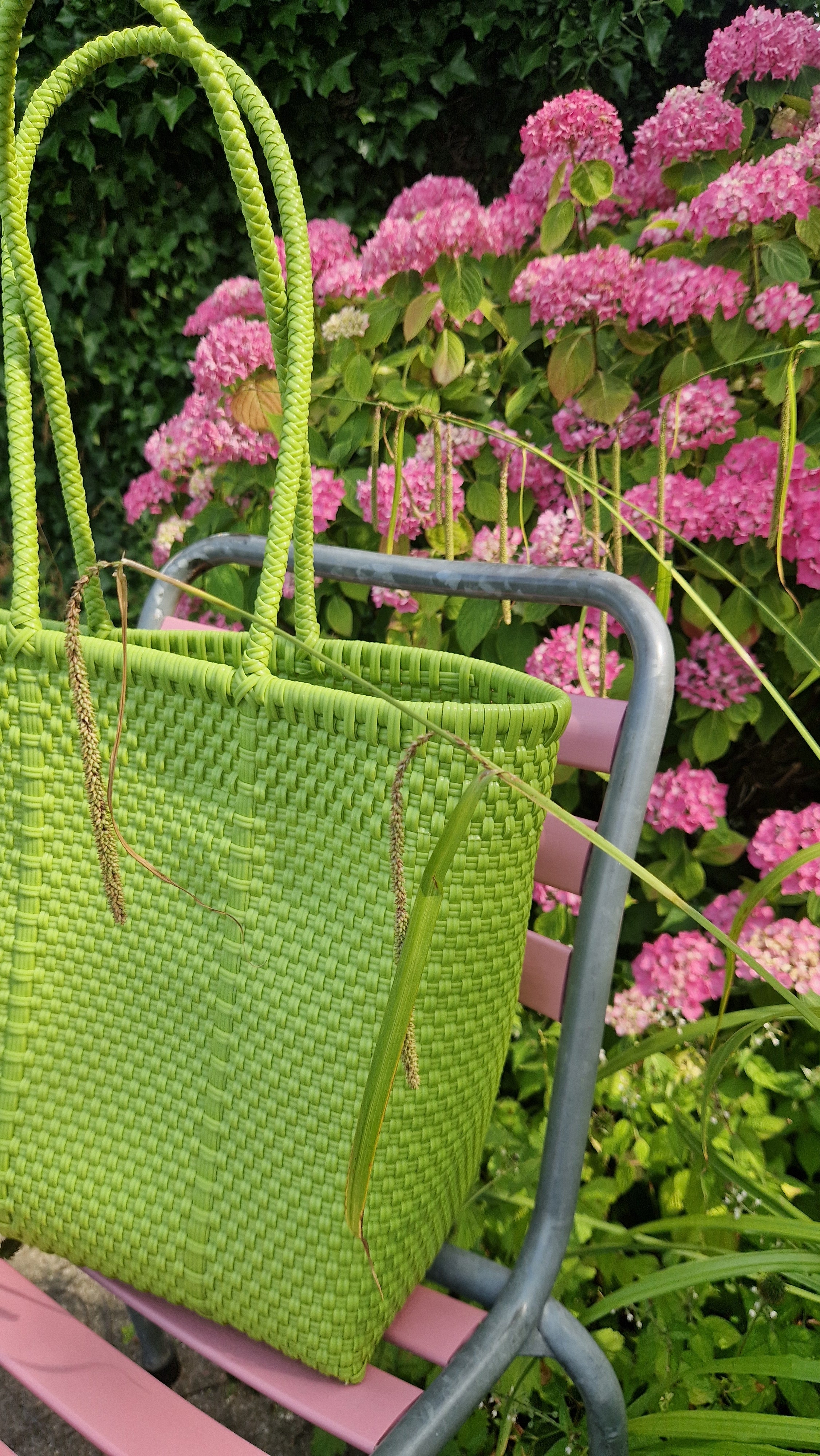 Alma Tote Chica in Grün — handgeflochtene Tragetasche aus recyceltem Kunststoff, kompakte Grösse mit langen Henkeln