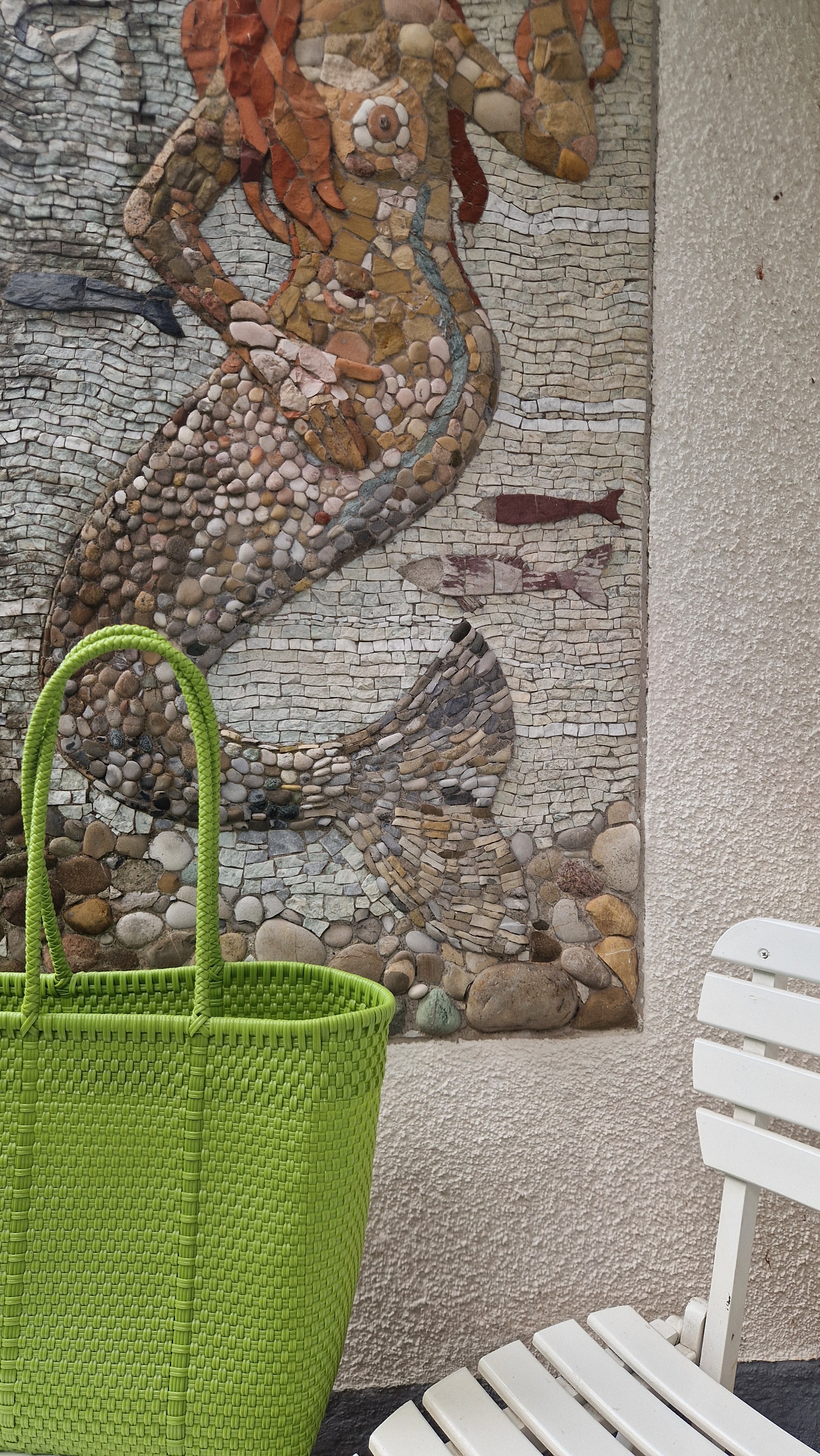 Alma Tote Chica in Grün — handgeflochtene Tragetasche aus recyceltem Kunststoff, kompakte Grösse mit langen Henkeln