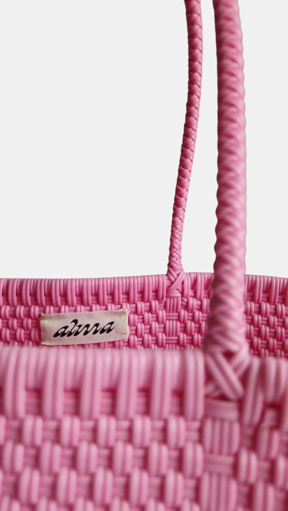 Alma Tote Chica in Pink — handgeflochtene Tragetasche aus recyceltem Kunststoff, kompakte Grösse mit langen Henkeln