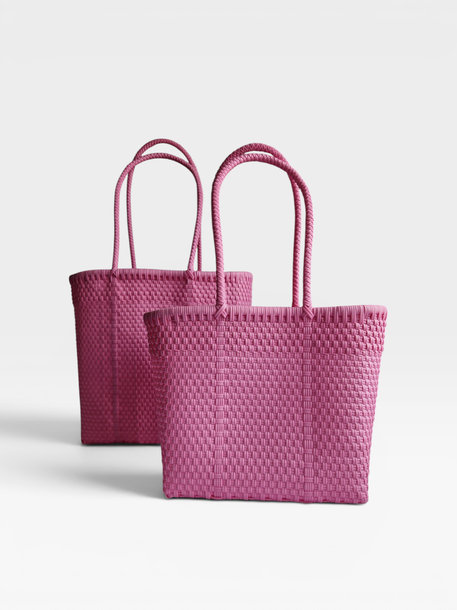 Alma Tote Chica in Pink — handgeflochtene Tragetasche aus recyceltem Kunststoff, kompakte Grösse mit langen Henkeln