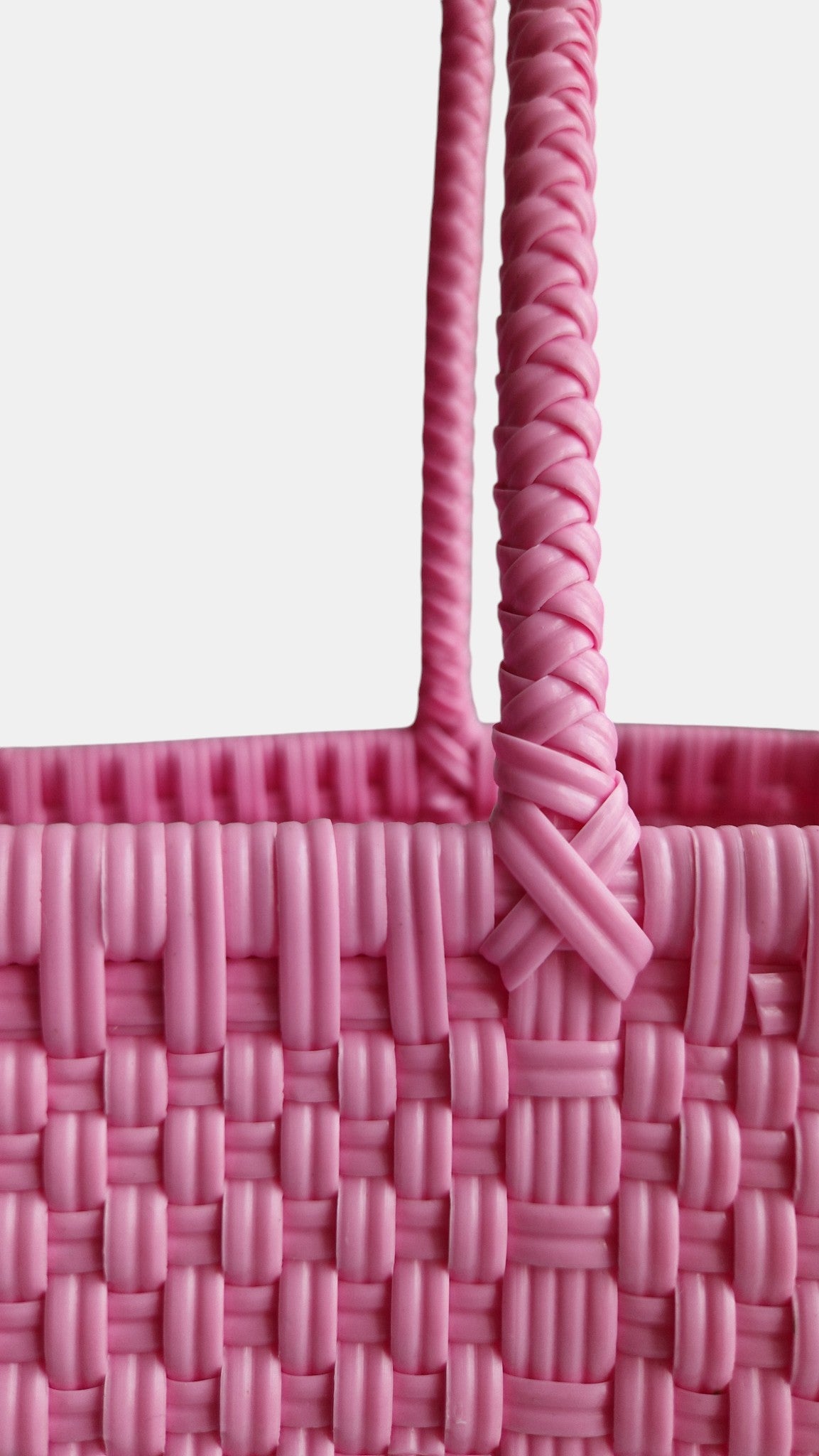 Alma Tote Chica in Pink — handgeflochtene Tragetasche aus recyceltem Kunststoff, kompakte Grösse mit langen Henkeln