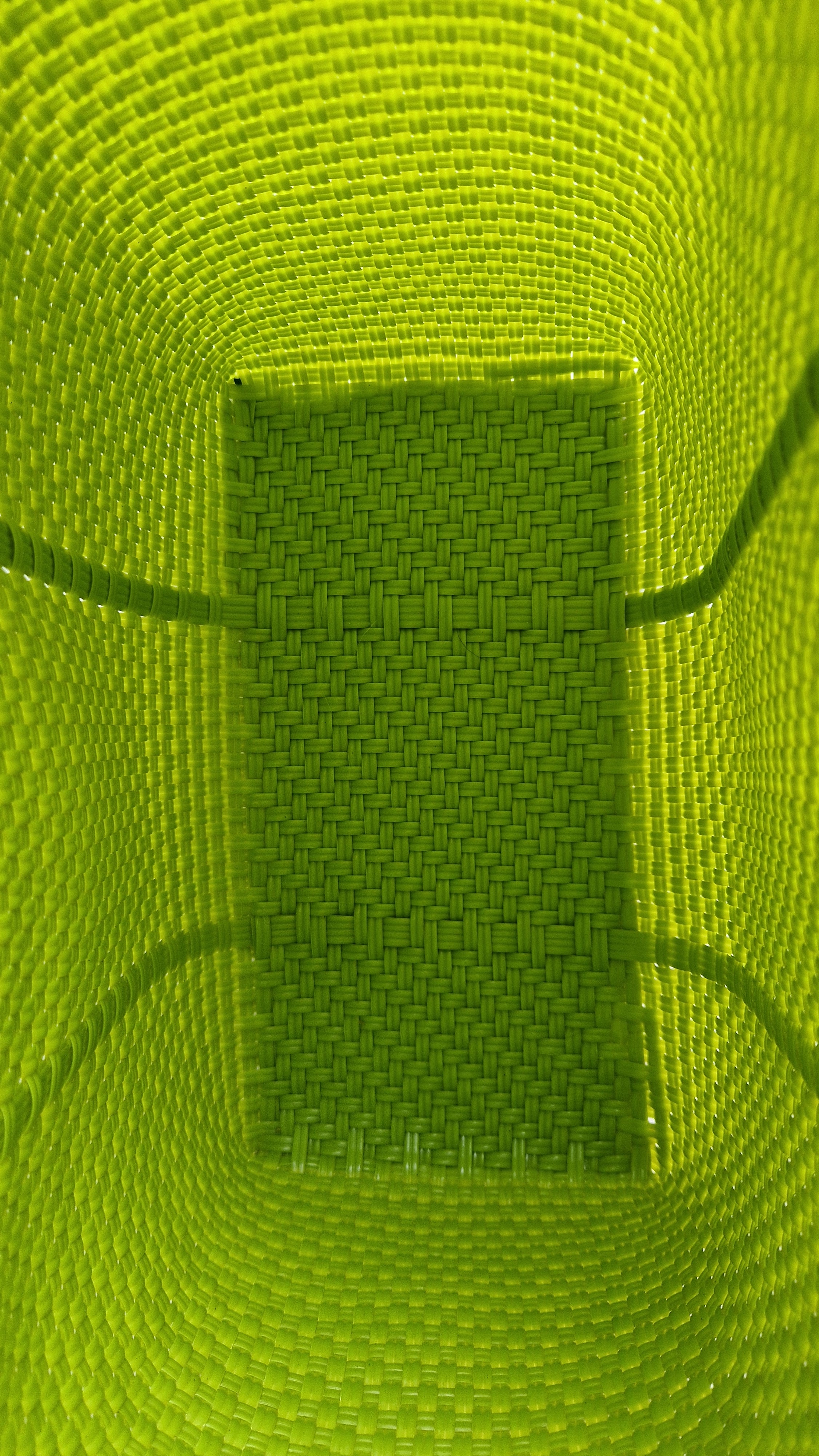 Alma Tote Chica in Grün — handgeflochtene Tragetasche aus recyceltem Kunststoff, kompakte Grösse mit langen Henkeln