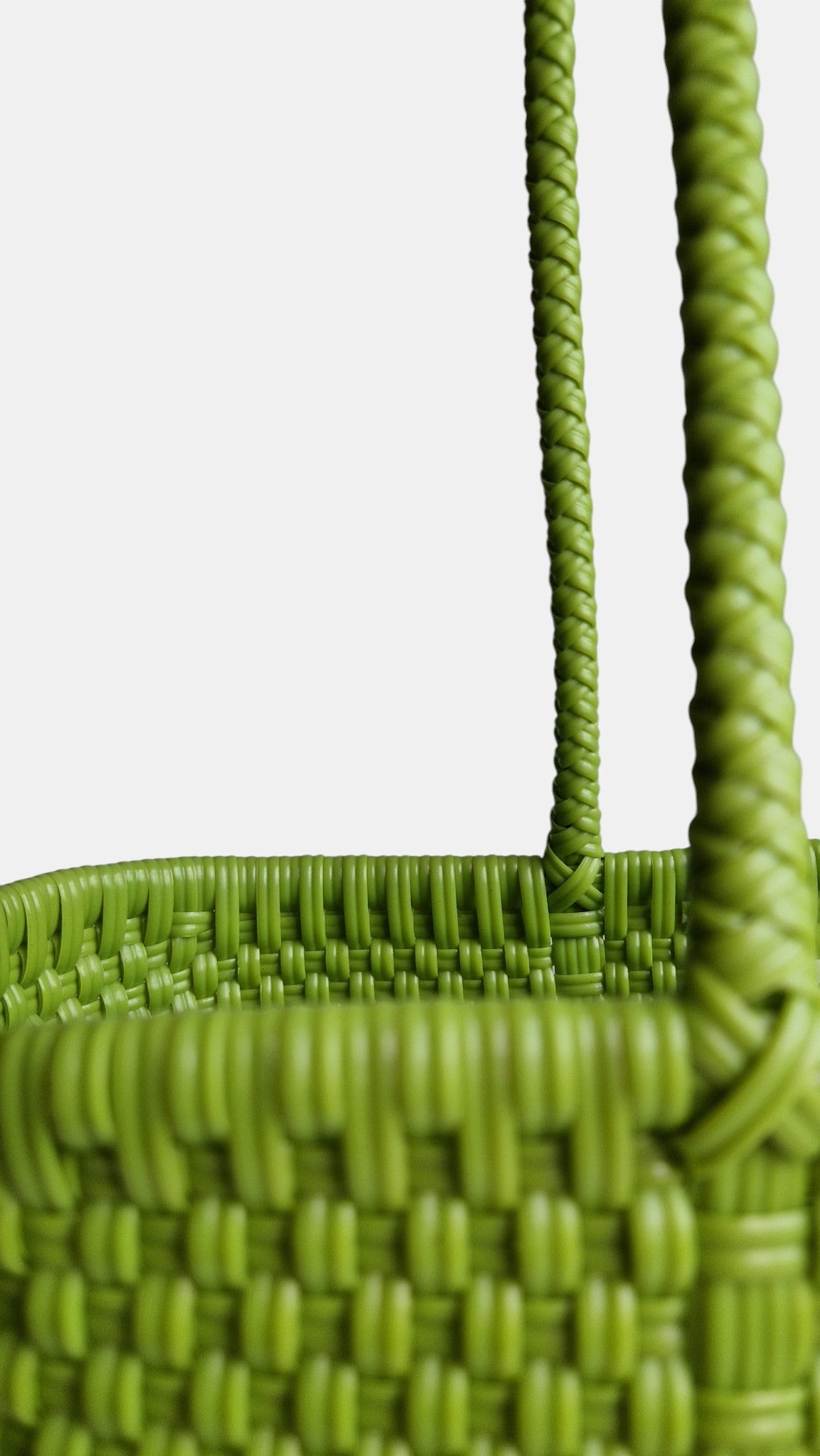 Alma Tote Chica in Grün — handgeflochtene Tragetasche aus recyceltem Kunststoff, kompakte Grösse mit langen Henkeln