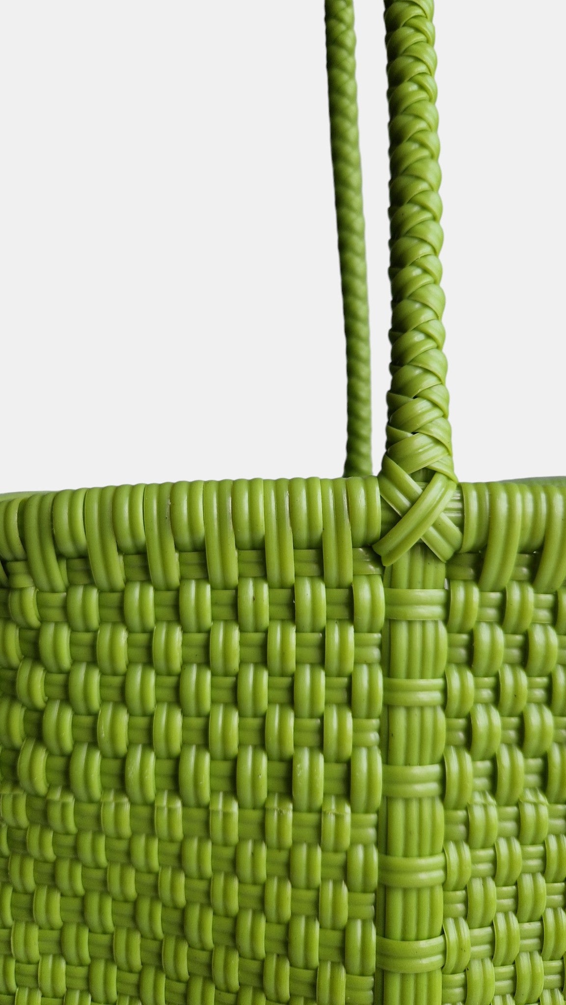 Alma Tote Chica in Grün — handgeflochtene Tragetasche aus recyceltem Kunststoff, kompakte Grösse mit langen Henkeln