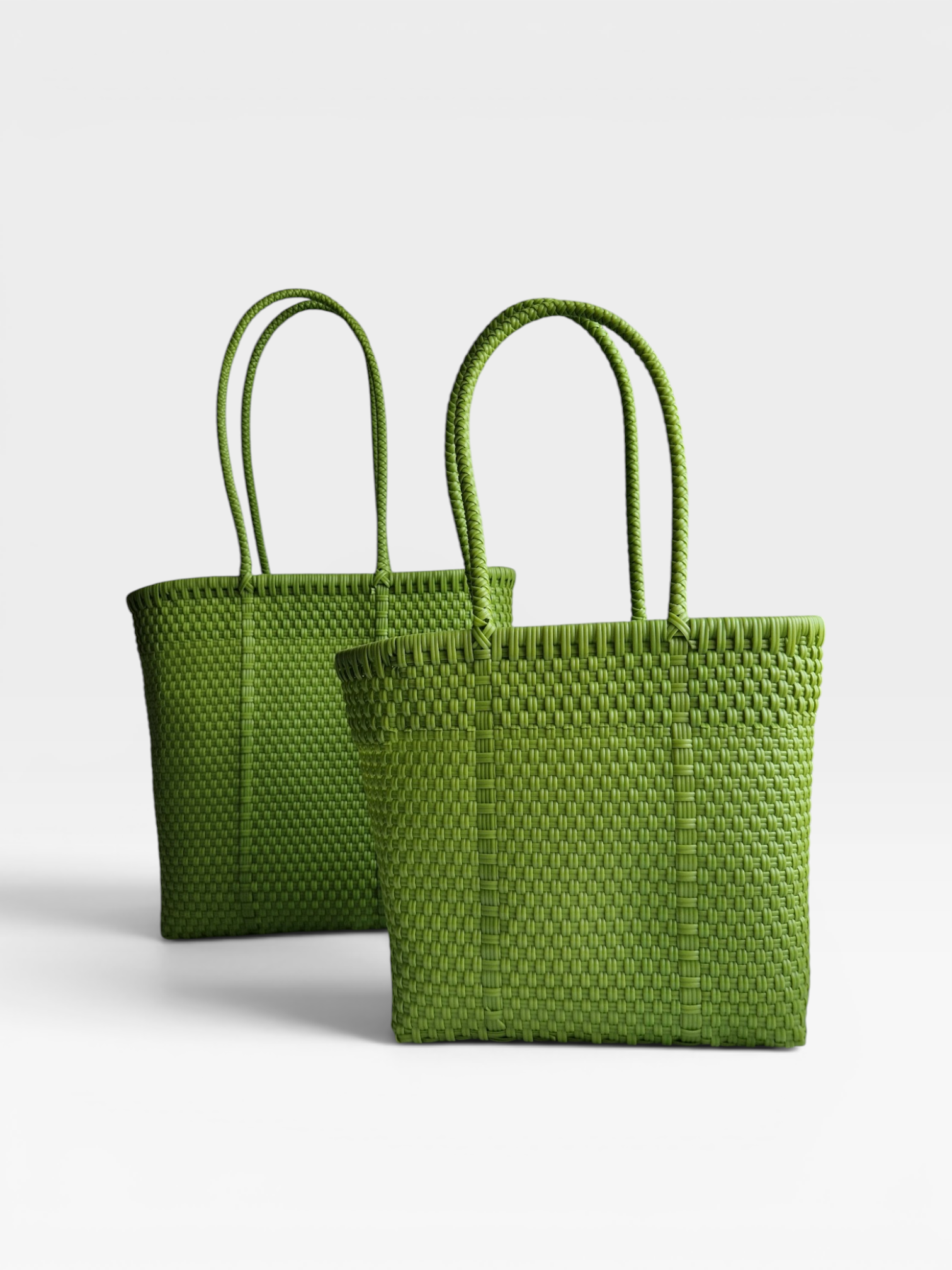 Alma Tote Chica in Grün — handgeflochtene Tragetasche aus recyceltem Kunststoff, kompakte Grösse mit langen Henkeln