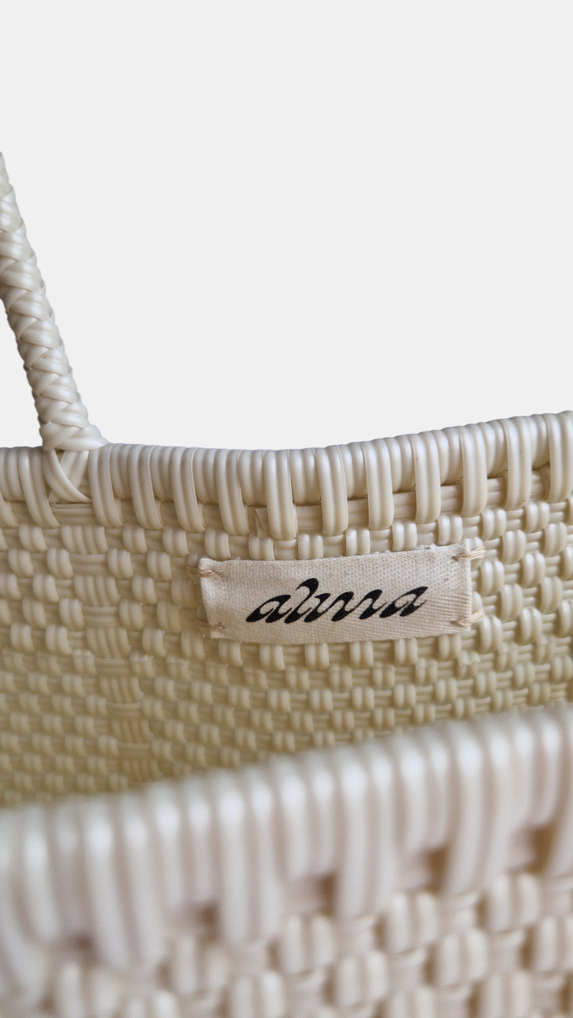 Alma Tote Chica in Weiss— handgeflochtene Tragetasche aus recyceltem Kunststoff, kompakte Grösse mit langen Henkeln