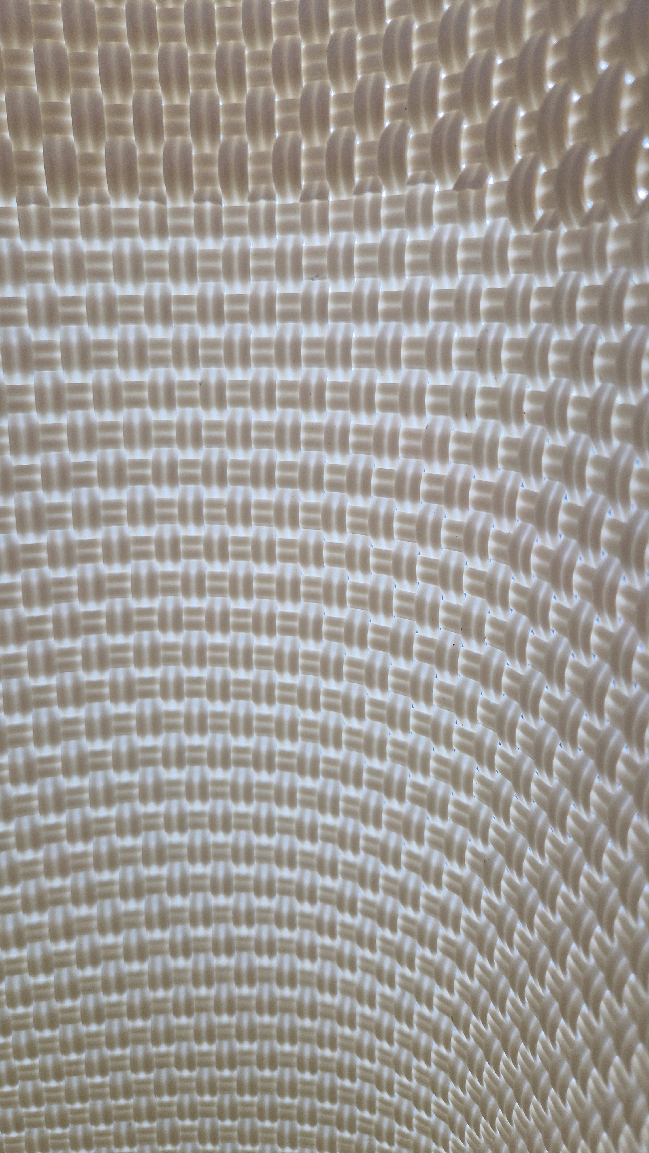 Alma Tote Chica in Weiss— handgeflochtene Tragetasche aus recyceltem Kunststoff, kompakte Grösse mit langen Henkeln