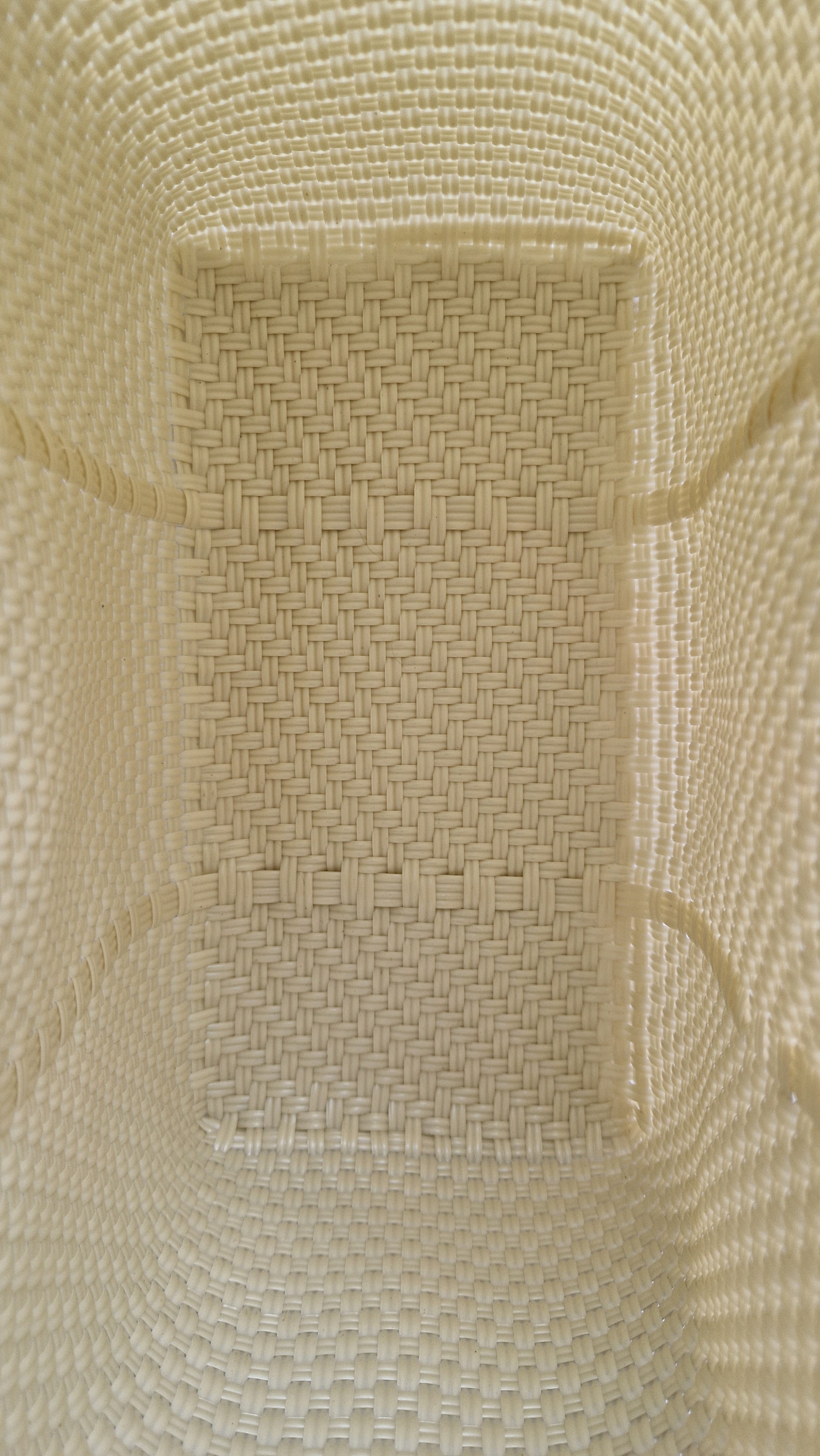 Alma Tote Chica in Weiss— handgeflochtene Tragetasche aus recyceltem Kunststoff, kompakte Grösse mit langen Henkeln