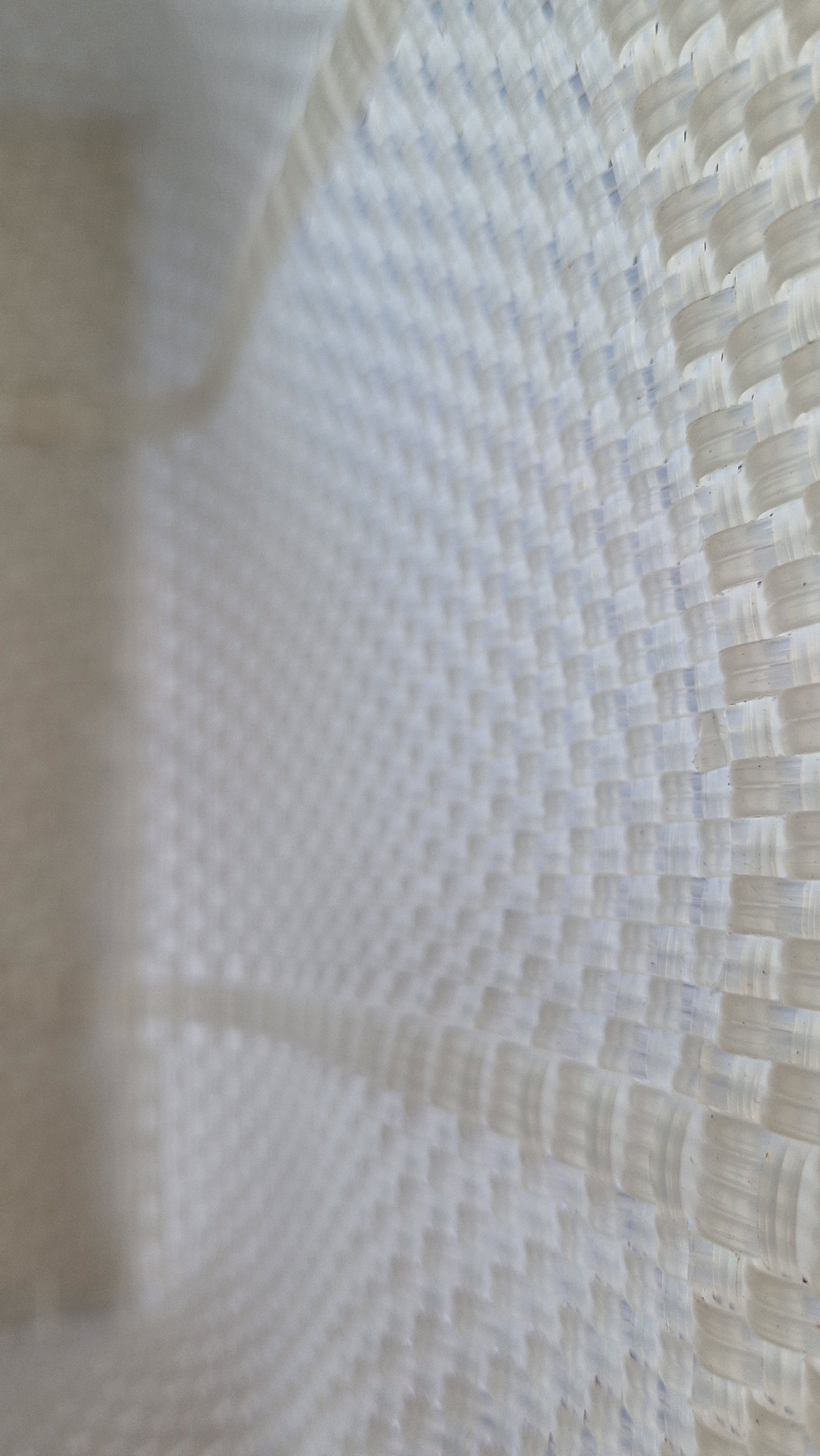 Alma Tote Chica in Clear — handgeflochtene Tragetasche aus recyceltem Kunststoff, kompakte Grösse mit langen Henkeln