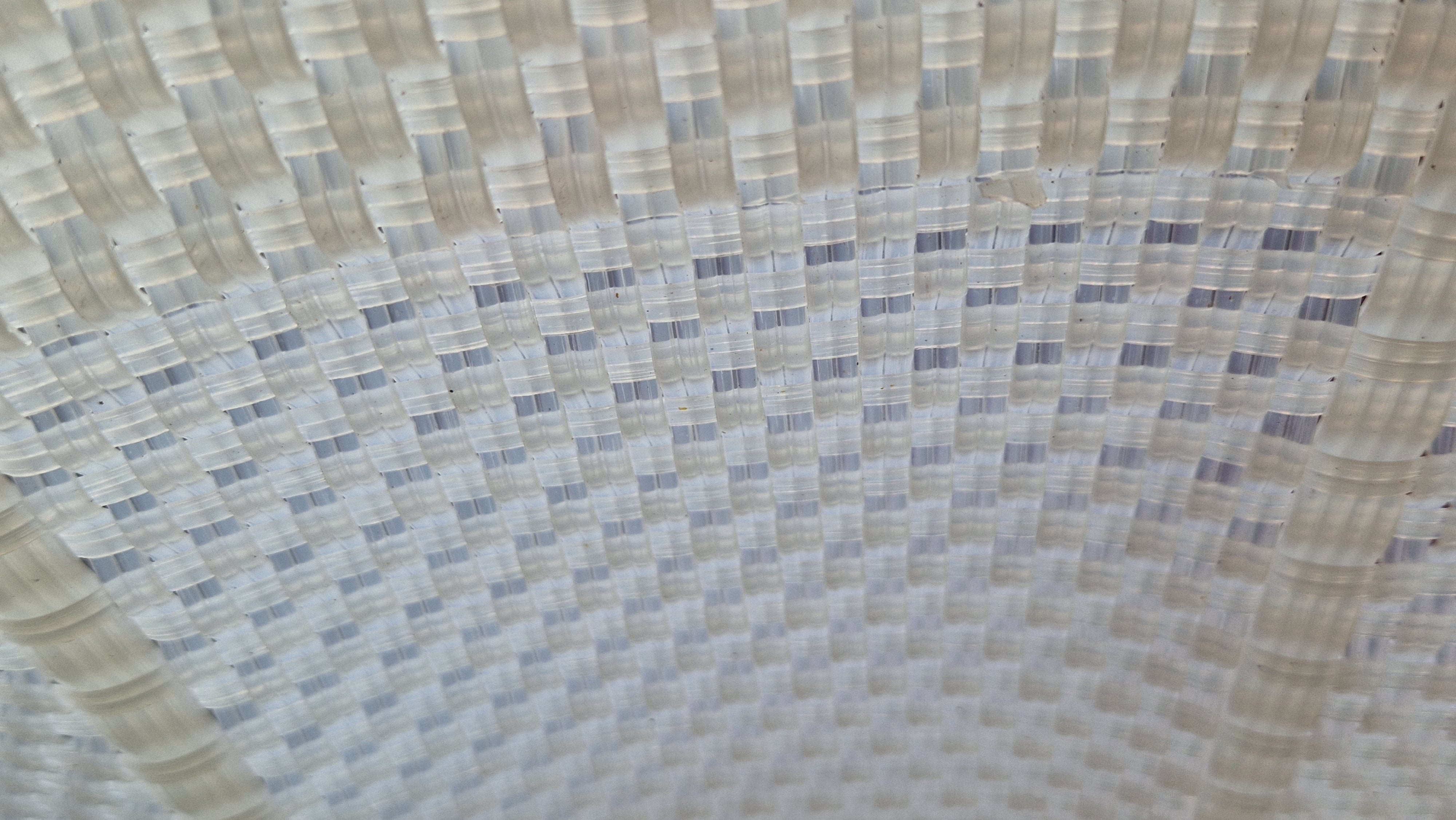 Alma Tote Chica in Clear — handgeflochtene Tragetasche aus recyceltem Kunststoff, kompakte Grösse mit langen Henkeln