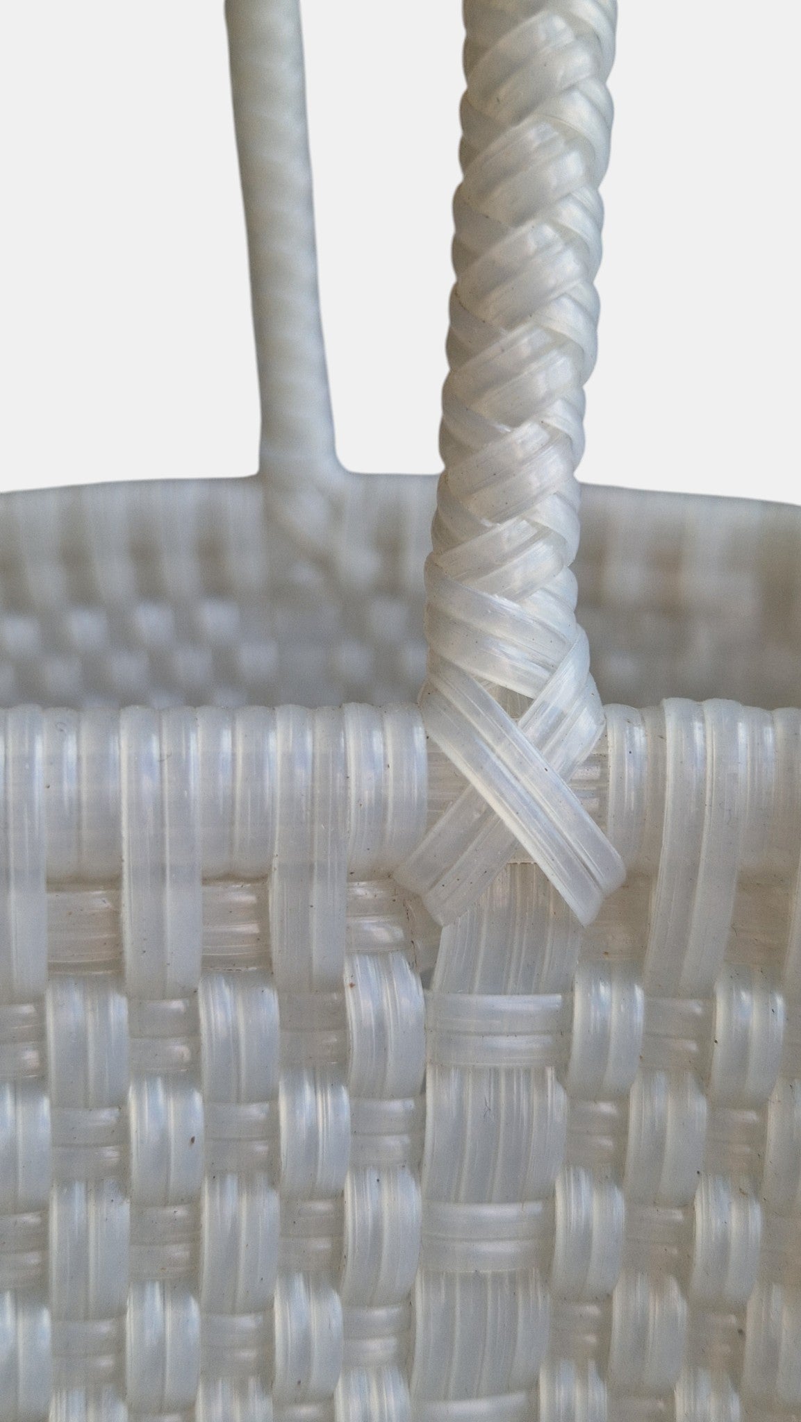 Alma Tote Chica in Clear — handgeflochtene Tragetasche aus recyceltem Kunststoff, kompakte Grösse mit langen Henkeln