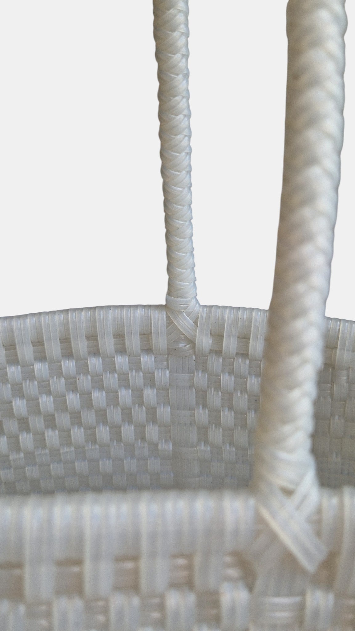 Alma Tote Chica in Clear — handgeflochtene Tragetasche aus recyceltem Kunststoff, kompakte Grösse mit langen Henkeln