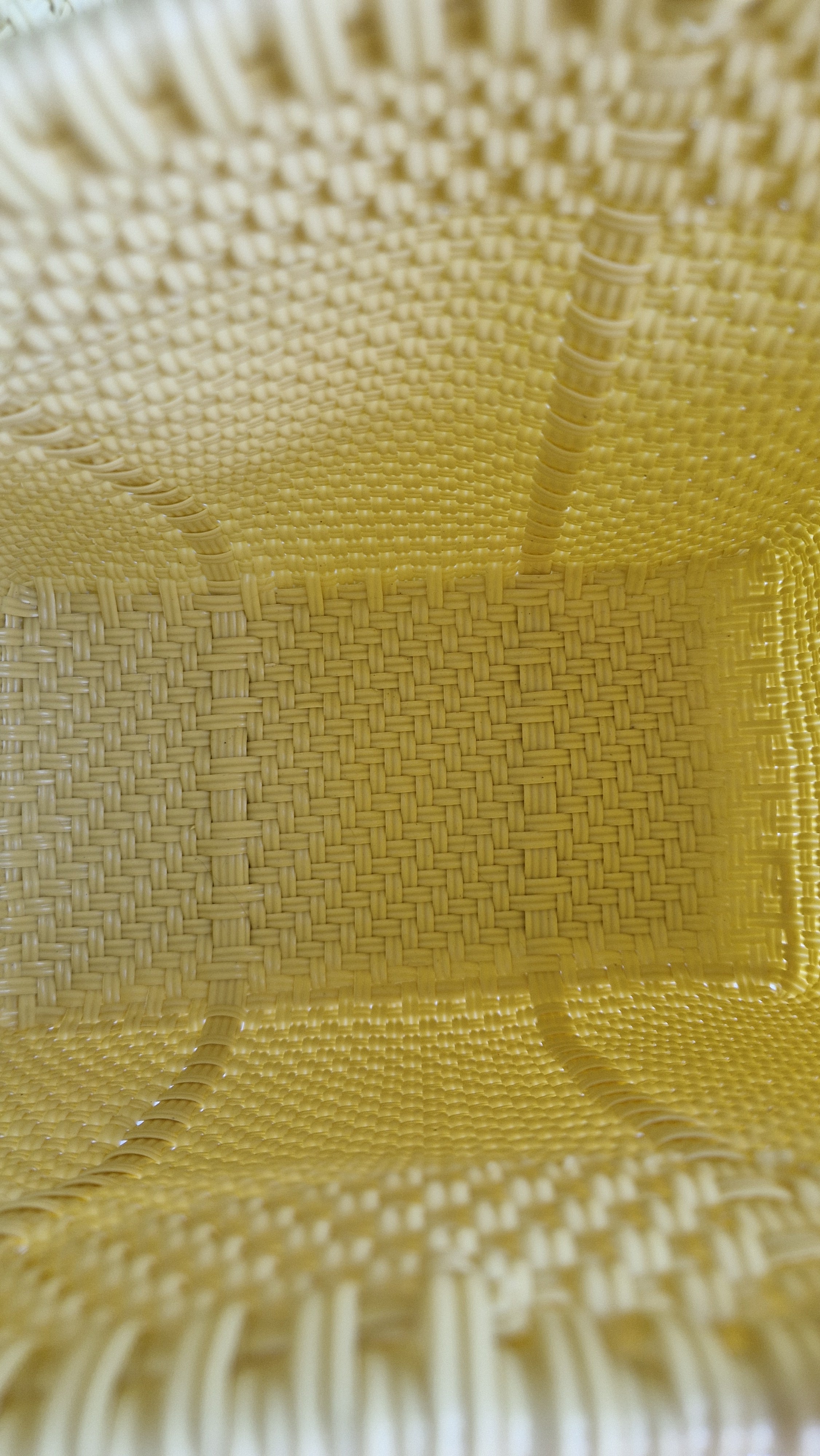 Alma Tote Chica in Gelb — handgeflochtene Tragetasche aus recyceltem Kunststoff, kompakte Grösse mit langen Henkeln