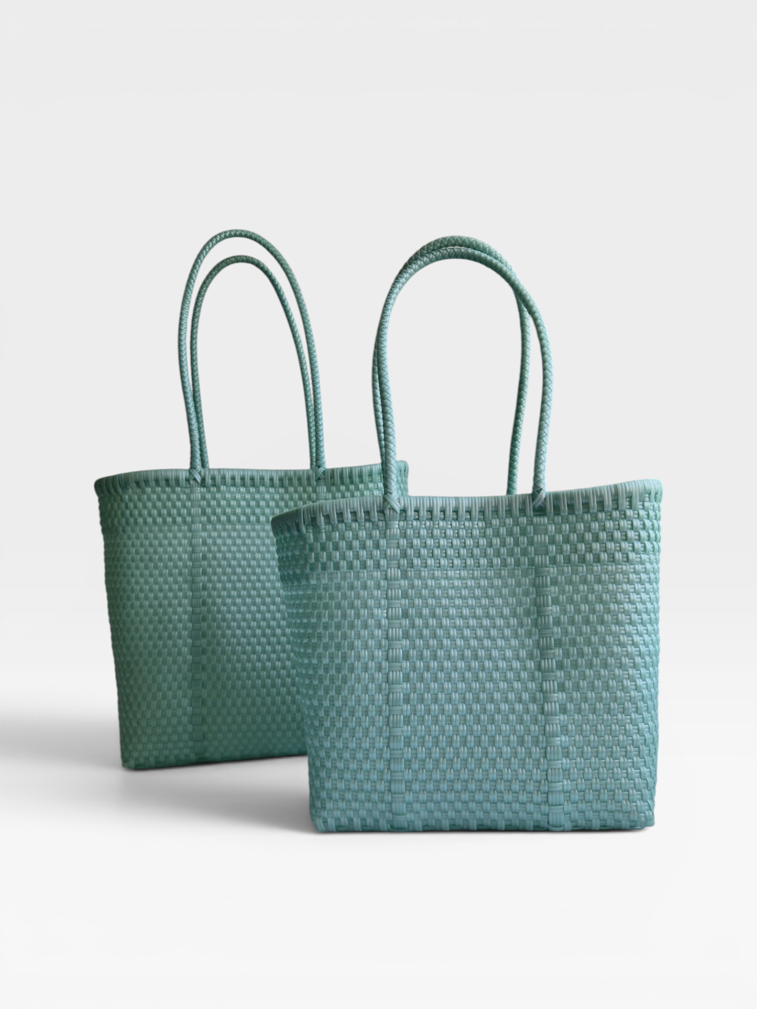 Alma Tote Chica in Mint — handgeflochtene Tragetasche aus recyceltem Kunststoff, kompakte Grösse mit langen Henkeln