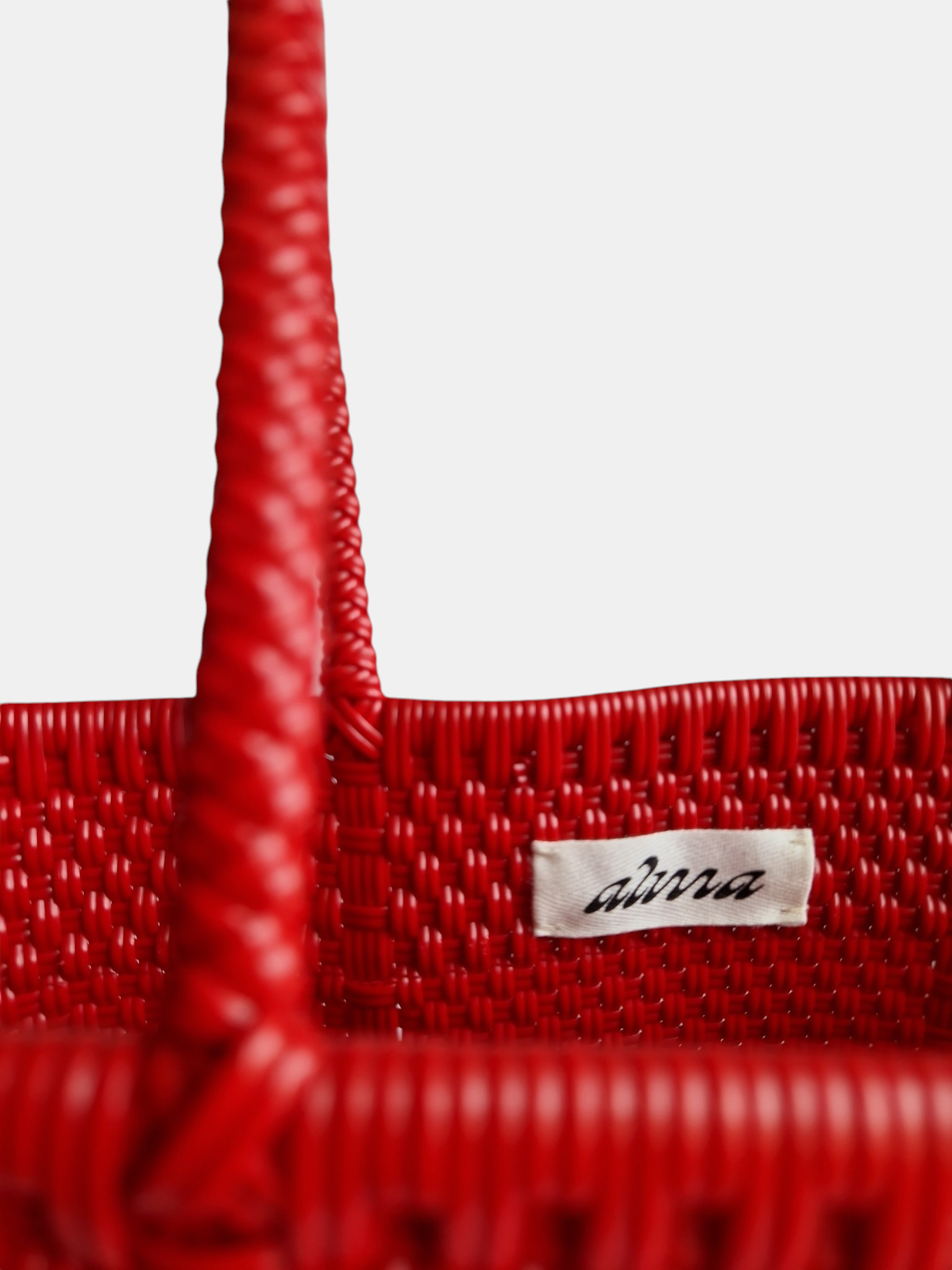 Alma Tote Chica in Rot — handgeflochtene Tragetasche aus recyceltem Kunststoff, kompakte Grösse mit langen Henkeln