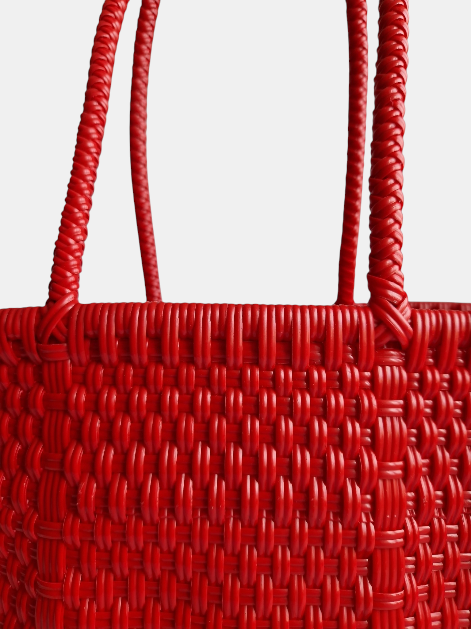 Alma Tote Chica in Rot — handgeflochtene Tragetasche aus recyceltem Kunststoff, kompakte Grösse mit langen Henkeln