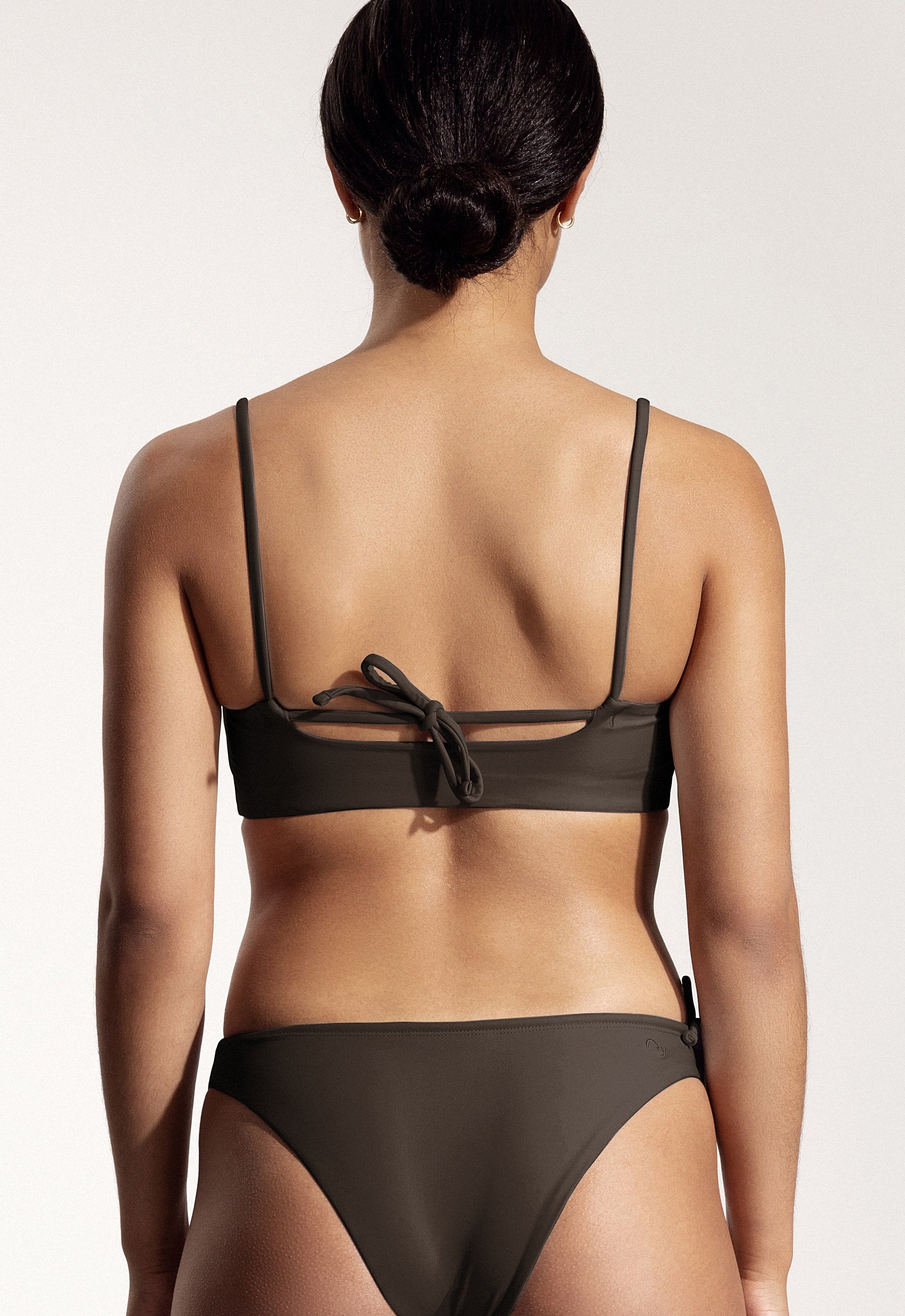 Surf Bikini Oberteil „Buri“ in Dunkelbraun
