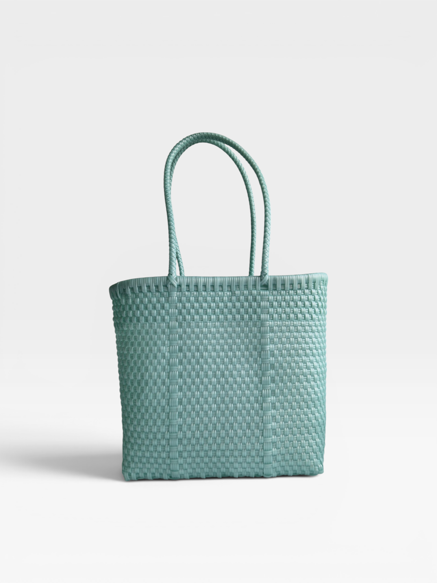 Alma Tote Chica in Mint — handgeflochtene Tragetasche aus recyceltem Kunststoff, kompakte Grösse mit langen Henkeln