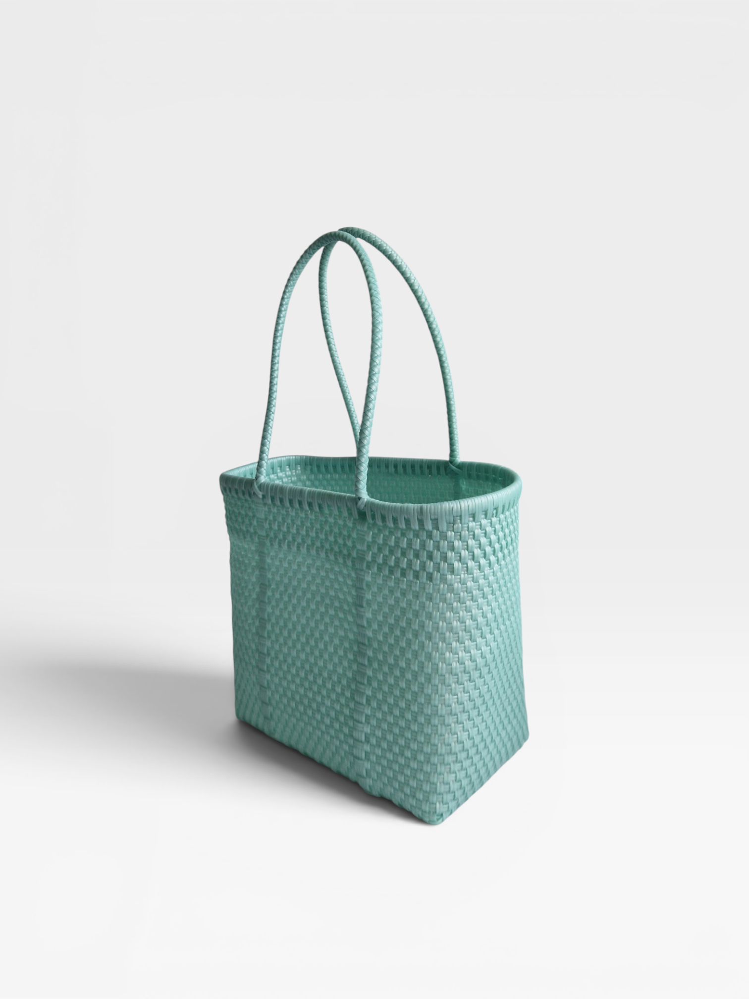 Alma Tote Chica in Mint — handgeflochtene Tragetasche aus recyceltem Kunststoff, kompakte Grösse mit langen Henkeln