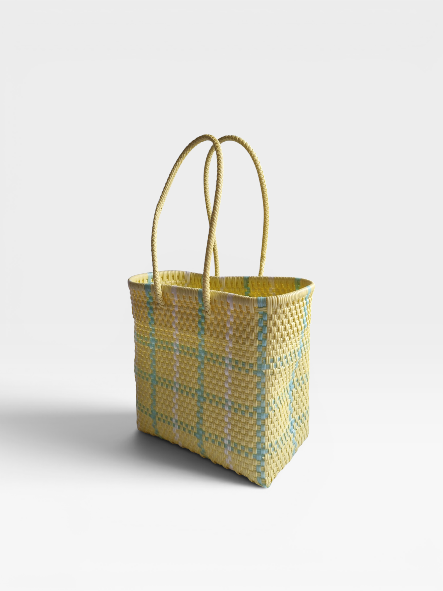 Alma Tote Chica in Gelb kariert — handgeflochtene Tragetasche aus recyceltem Kunststoff, kompakte Grösse mit langen Henkeln