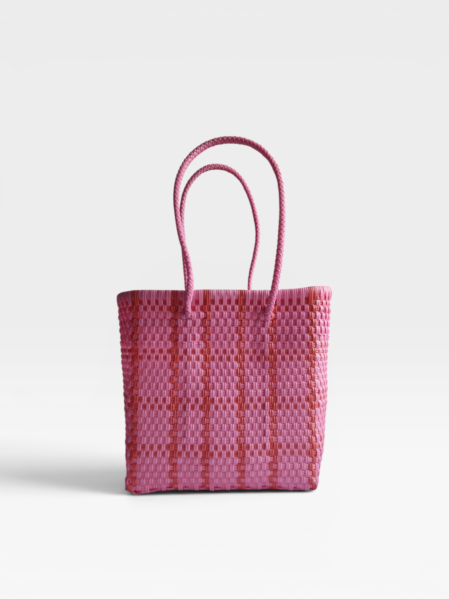 Alma Tote Chica in Pink kariert — handgeflochtene Tragetasche aus recyceltem Kunststoff, kompakte Grösse mit langen Henkeln