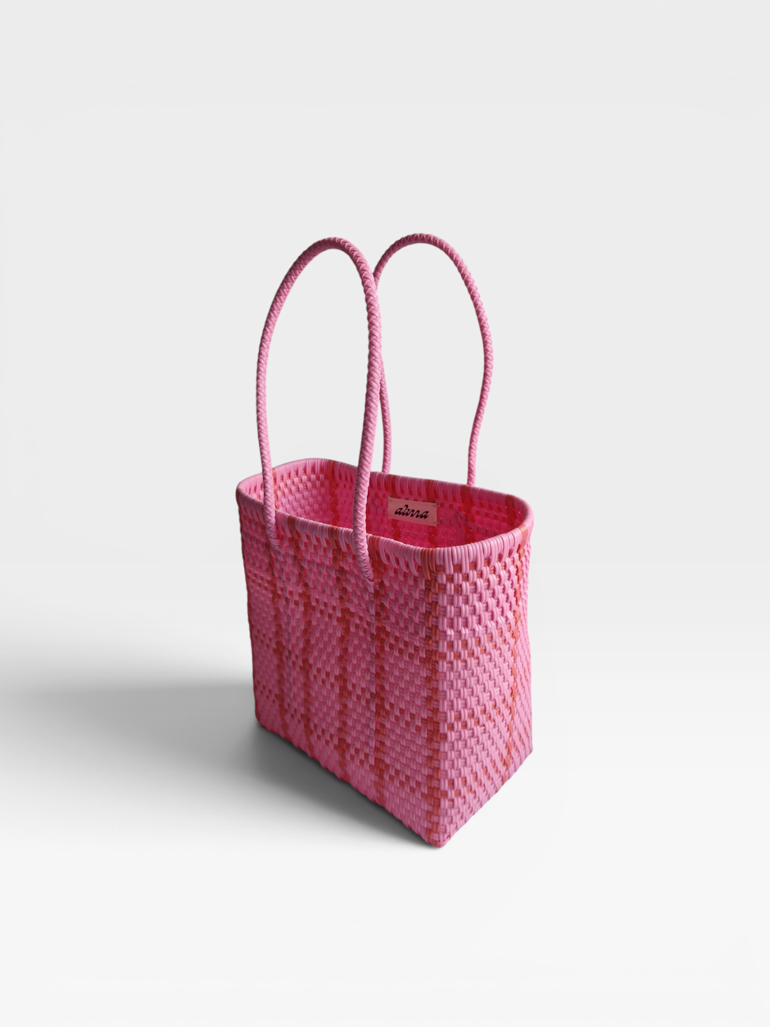 Alma Tote Chica in Pink kariert — handgeflochtene Tragetasche aus recyceltem Kunststoff, kompakte Grösse mit langen Henkeln