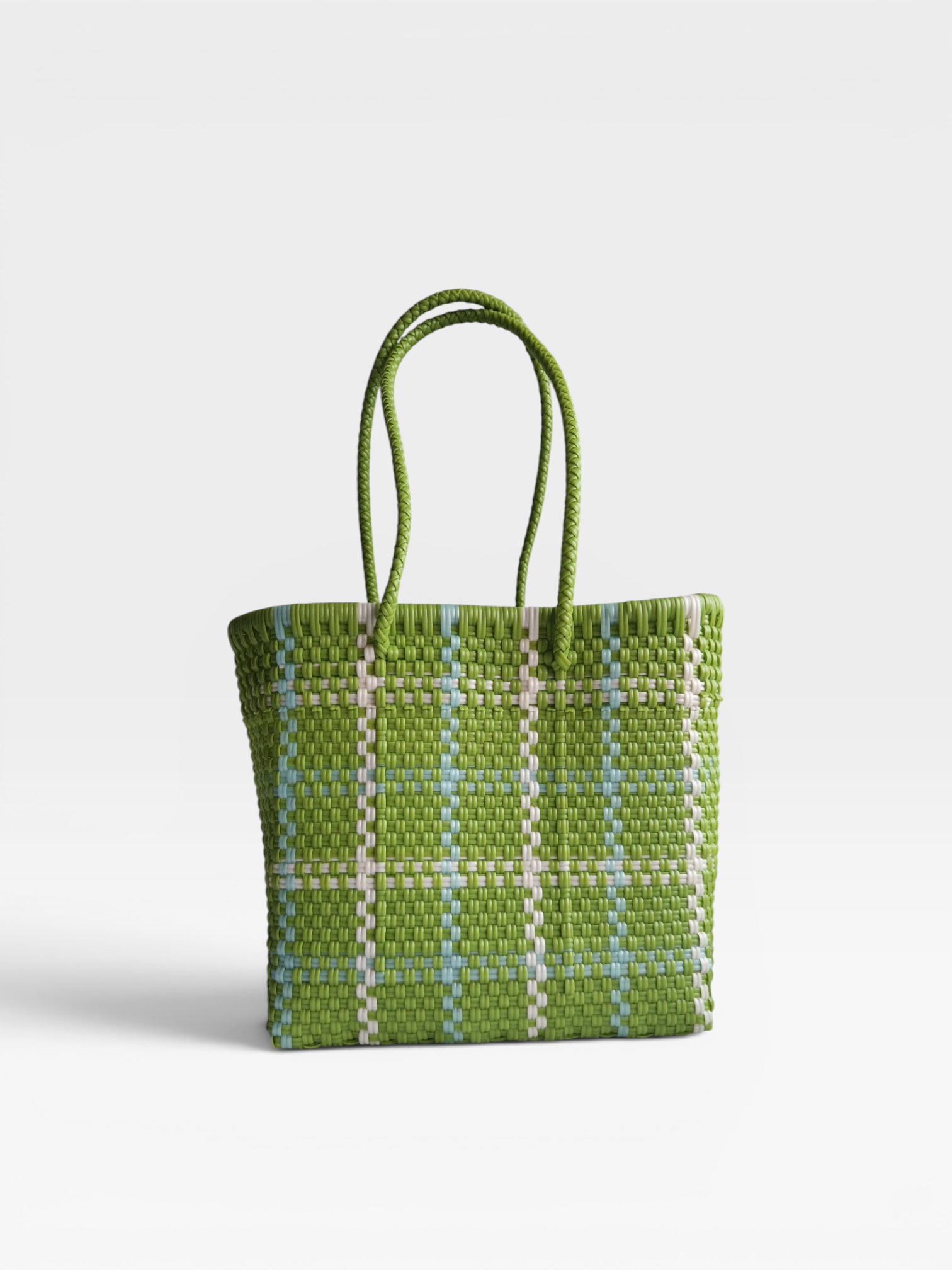Alma Tote Chica in Grün kariert — handgeflochtene Tragetasche aus recyceltem Kunststoff, kompakte Grösse mit langen Henkeln
