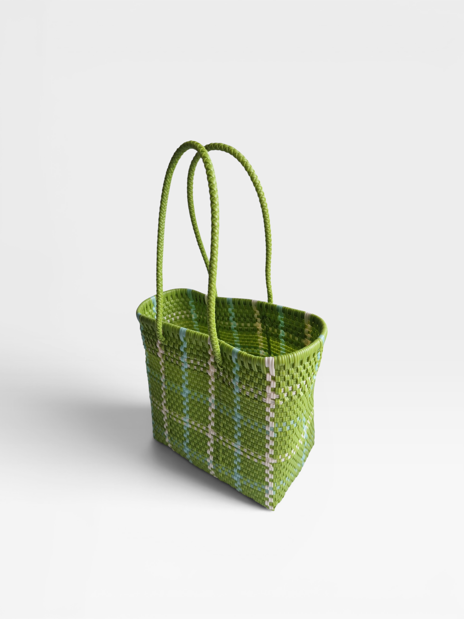 Alma Tote Chica in Grün kariert — handgeflochtene Tragetasche aus recyceltem Kunststoff, kompakte Grösse mit langen Henkeln