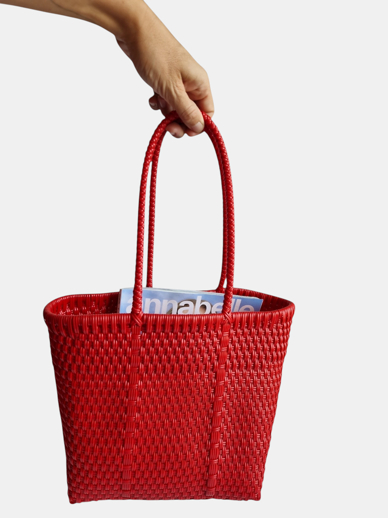 Alma Tote Chica in Rot — handgeflochtene Tragetasche aus recyceltem Kunststoff, kompakte Grösse mit langen Henkeln