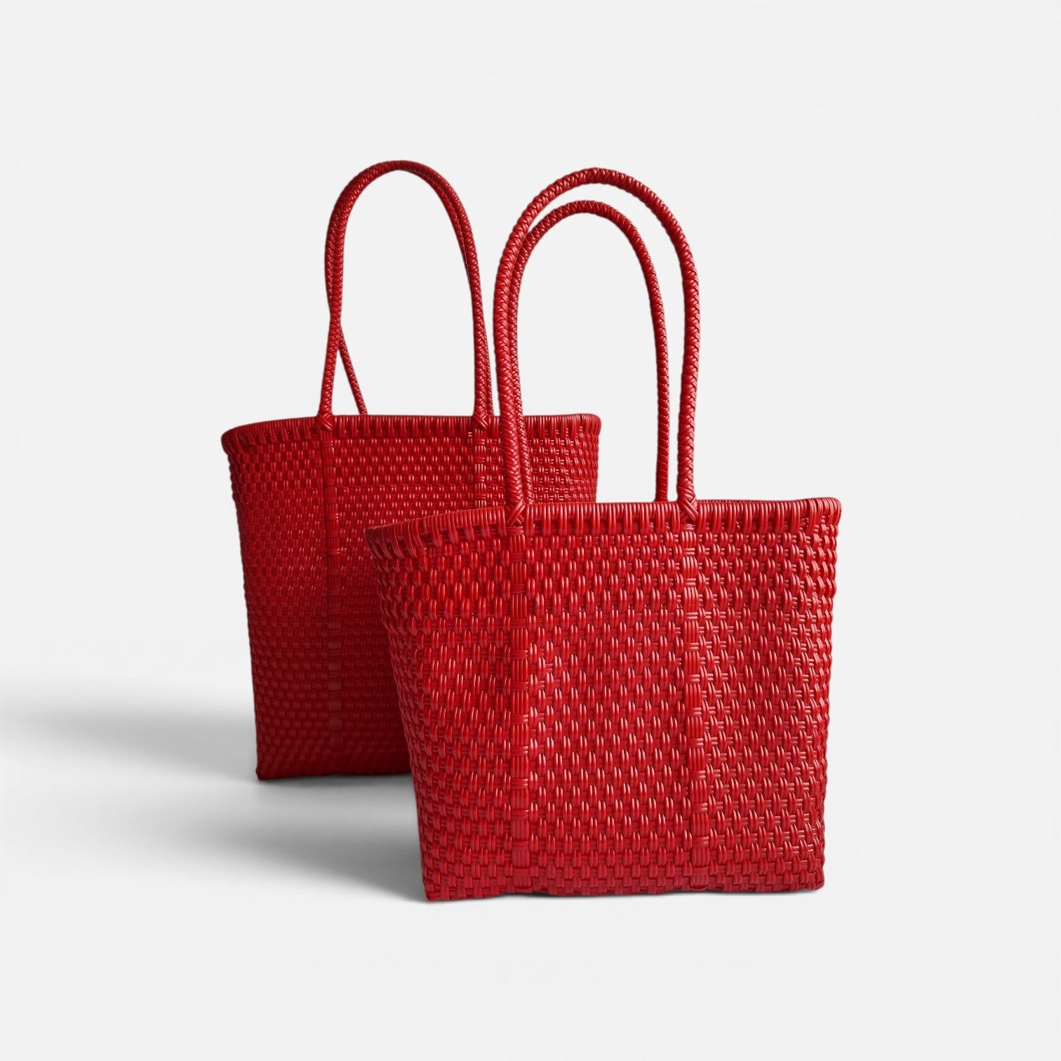 Alma Tote Chica in Rot — handgeflochtene Tragetasche aus recyceltem Kunststoff, kompakte Grösse mit langen Henkeln