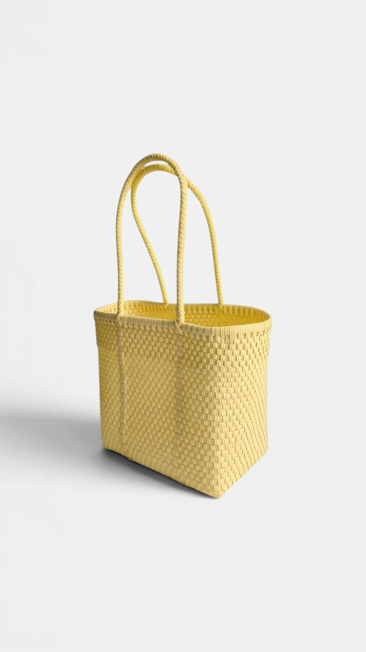 Alma Tote Chica in Gelb — handgeflochtene Tragetasche aus recyceltem Kunststoff, kompakte Grösse mit langen Henkeln