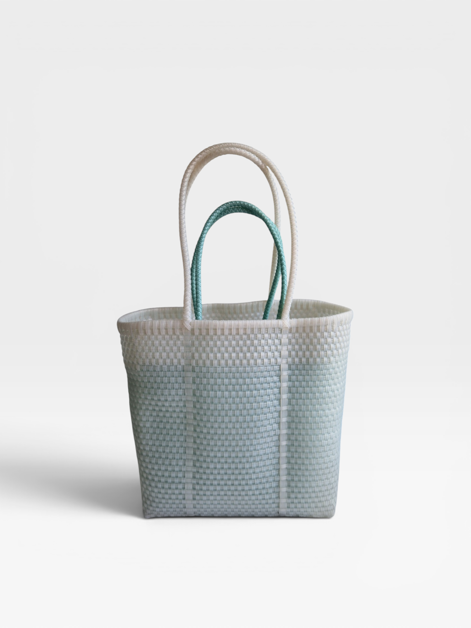 Alma Tote Chica in Clear — handgeflochtene Tragetasche aus recyceltem Kunststoff, kompakte Grösse mit langen Henkeln