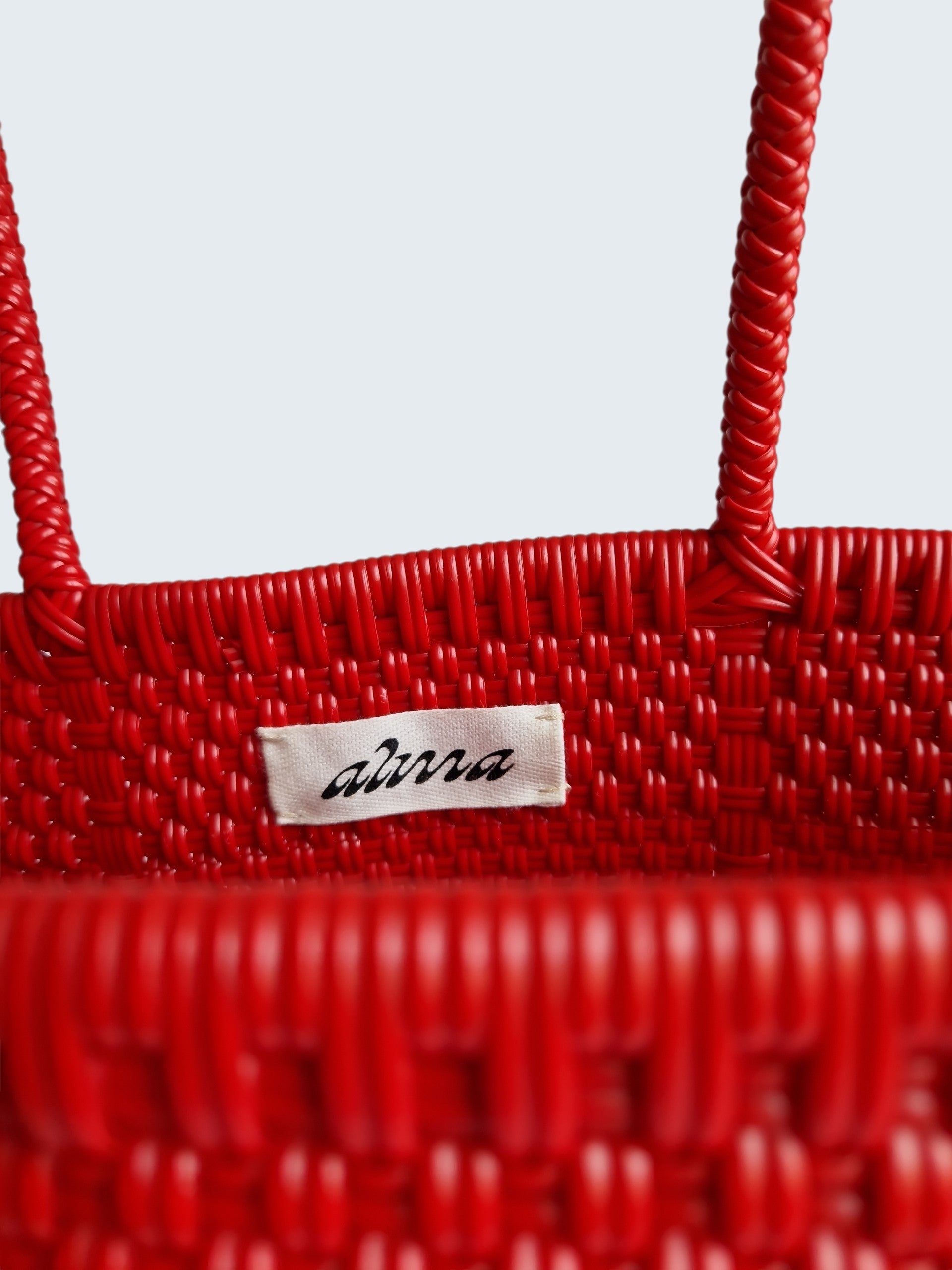 Alma Tote Chica in Rot — handgeflochtene Tragetasche aus recyceltem Kunststoff, kompakte Grösse mit langen Henkeln