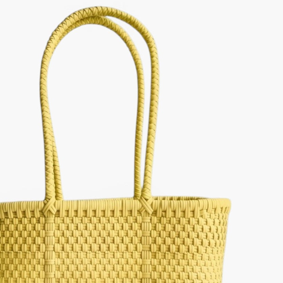 Alma Tote Chica in Gelb — handgeflochtene Tragetasche aus recyceltem Kunststoff, kompakte Grösse mit langen Henkeln