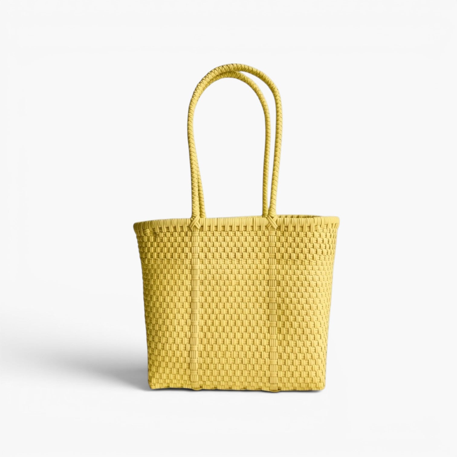 Alma Tote Chica in Gelb — handgeflochtene Tragetasche aus recyceltem Kunststoff, kompakte Grösse mit langen Henkeln