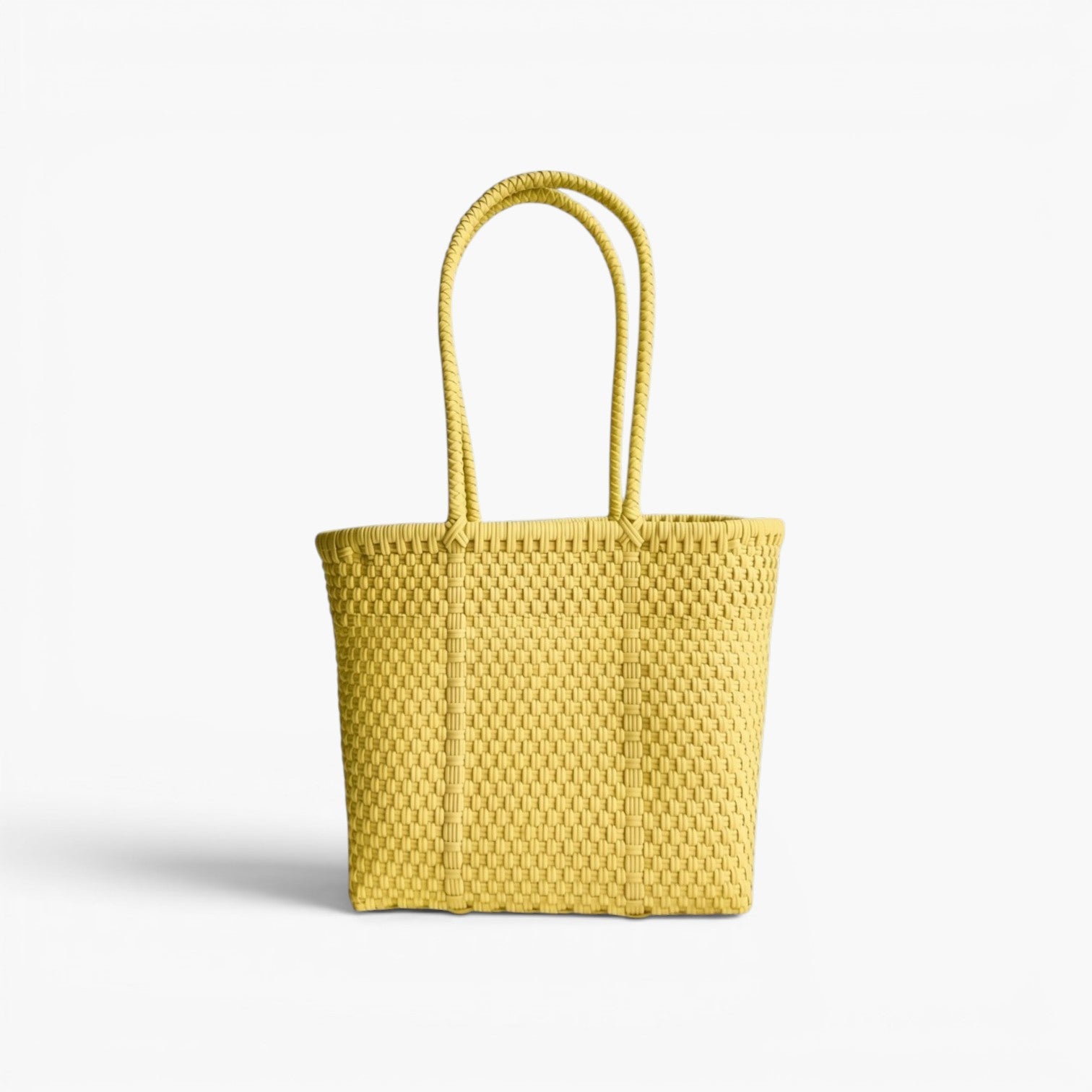 Alma Tote Chica in Gelb — handgeflochtene Tragetasche aus recyceltem Kunststoff, kompakte Grösse mit langen Henkeln